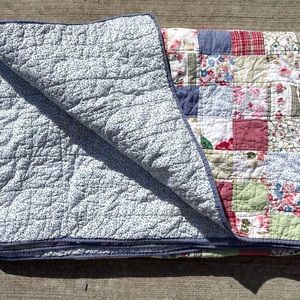 Reversible twin coverlet with two standard shams